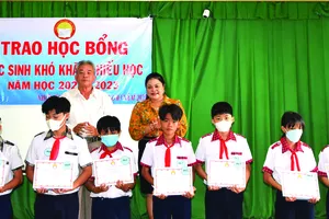Bà Nguyễn Thu Thủy, Phó Giám đốc đối ngoại Vedan Việt Nam trao học bổng cho các em học sinh tại huyện Nhơn Trạch