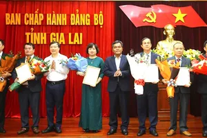 Lãnh đạo tỉnh Gia Lai trao quyết định và tặng hoa chúc mừng các đồng chí được điều động. Ảnh: N T