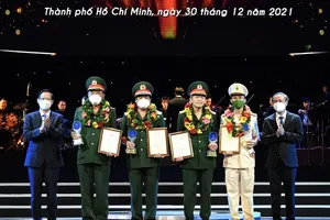 Chủ tịch UBND TPHCM Phan Văn Mãi trao Giải thưởng Sáng tạo TPHCM năm 2021. Ảnh: VIỆT DŨNG