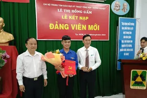 Học sinh đầu tiên của Phân hiệu THPT Lê Thị Hồng Gấm vinh dự đứng vào hàng ngũ Đảng