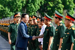 Chủ tịch nước Võ Văn Thưởng thăm hỏi cán bộ, chiến sĩ Bộ Tư lệnh Quân khu 2, ngày 13-7. Ảnh: VIẾT CHUNG