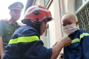 Trang phục của Quân cũng được may riêng để phù hợp với vóc dáng nhỏ bé của em