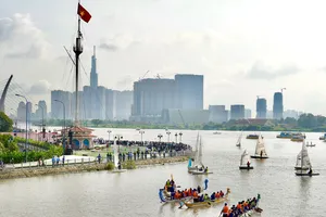 Lễ hội sông nước TPHCM lần thứ nhất đang diễn ra tại TPHCM. Ảnh: HOÀNG HÙNG