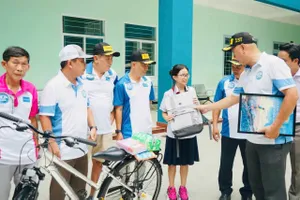 Đại diện Hội xe đạp Cung đường xanh tặng học bổng, dụng cụ học tập cho học sinh nghèo huyện Gò Công Đông, tỉnh Tiền Giang