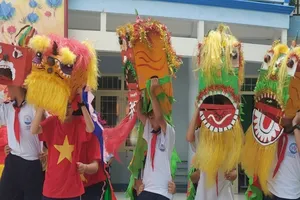 Học sinh trải nghiệm sáng tạo ứng dụng STEM trong dịp Tết Trung Thu