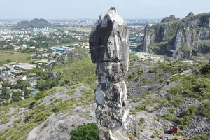 Hòn Vọng Phu ở Thanh Hóa có nguy cơ sụp đổ