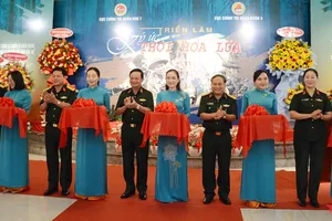 Trung tướng Trần Hoài Trung, Bí thư Đảng ủy, Chính ủy Quân khu 7 và các đại biểu cắt băng khai mạc “Ký ức thời hoa lửa” - hoạt động nằm trong khuôn khổ kỷ niệm 78 năm ngày truyền thống