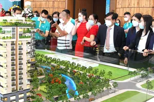 Thị trường bất động sản: Nhiều dự án tái khởi động, giá neo cao