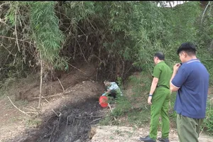 Cơ quan chức năng lấy mẫu nước kiểm tra. Ảnh: Báo Bình Dương