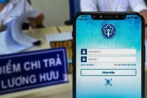 Người dân nhận chi trả an sinh xã hội 