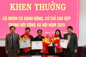 Đà Lạt: Khen thưởng ba cá nhân trả tài sản cho người đánh rơi