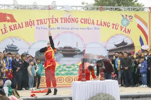 Trong gió xuân đượm thơm mùi khói kéo lửa