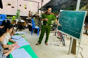 Lớp học tiếng Anh của một thầy giáo mang cảnh phục
