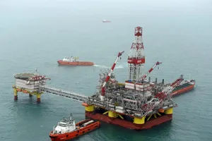 Giàn khoan LSP-1 của Tập đoàn LUKOIL thuộc Nga ở ngoài khơi Biển Caspi, cách Astrakhan khoảng 180km. Ảnh: AFP/TTXVN