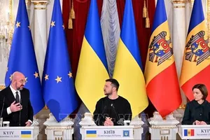 Chủ tịch Hội đồng châu Âu Charles Michel (trái), Tổng thống Ukraine Volodymyr Zelensky (giữa) và Tổng thống Moldova Maia Sandu tại cuộc họp báo ở Kiev, ngày 23-11-2023. Ảnh: AFP/TTXVN