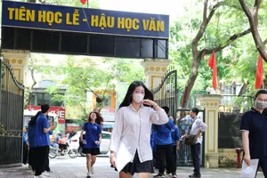 Thí sinh dự thi tại điểm thi Trường THPT Việt Đức, quận Hoàn Kiếm, Hà Nội, chiều 27-6. Ảnh: QUANG PHÚC