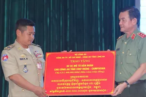 Công an TPHCM và Công an tỉnh Long An họp mặt Công an tỉnh Svay Riêng, Campuchia