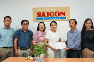 Nhà báo Nguyễn Thành Lợi, Phó Tổng Biên tập Thường trực Báo SGGP cảm ơn gia đình cố bác sĩ Nguyễn Văn Thành. Ảnh: VIỆT NGA