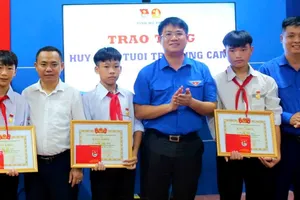 Đại diện Tỉnh đoàn Hà Tĩnh trao huy hiệu “Tuổi trẻ dũng cảm” và bằng khen đến 3 nam học sinh 