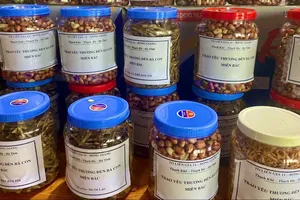 Người dân ở thôn Đồng Giang (xã Thạch Khê, huyện Thạch Hà, tỉnh Hà Tĩnh) tự tay chuẩn bị, chế biến, đóng gói những hũ cá khô, tép rim tỏi, muối lạc… ủng hộ bà con vùng lũ các tỉnh phía Bắc 