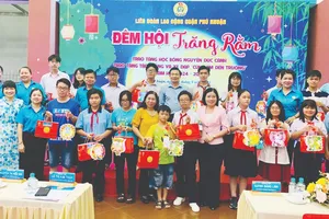 Trung thu ấm áp đến với con công nhân khó khăn