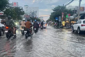 Đường Cách Mạng Tháng Tám, nằm ven sông Hậu thường xuyên bị ngập khi triều cường dâng cao