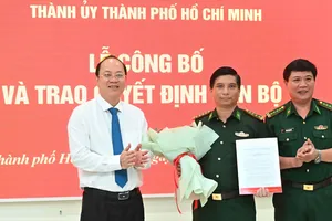 Phó Bí thư Thường trực Thành ủy TPHCM Nguyễn Hồ Hải trao quyết định cán bộ 