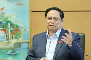 Thủ tướng Phạm Minh Chính thảo luận tại tổ, sáng 23-11. Ảnh: QUANG PHÚC 