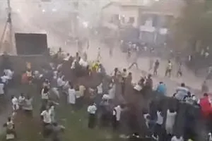 Các cổ động viên xô xát trong trận đấu. Ảnh: Times of India