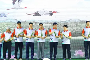 Các đại biểu thực hiện nghi thức công bố Đề án Bảo tồn và Phát triển sếu đầu đỏ giai đoạn 2022-2032