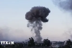 Khói bốc lên sau vụ không kích tại Sanaa, Yemen bởi các máy bay chiến đấu của liên quân Mỹ - Anh. Ảnh: THX/TTXVN