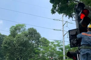 Triển khai lắp đặt biển báo, mũi tên tại các giao lộ được quẹo phải khi đèn đỏ