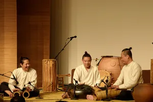 Ba nghệ sĩ biểu diễn Đàn Đó trong chương trình nghệ thuật "Kể chuyện nghìn năm - Chuyện Sài Gòn". Ảnh: THÚY BÌNH 