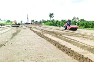 Thi công dự án xây dựng đường bộ cao tốc Cần Thơ - Cà Mau. Ảnh: SGGP