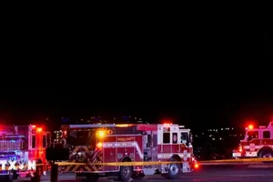 Lực lượng cứu hộ được triển khai tại hiện trường vụ va chạm giữa trực thăng quân đội Mỹ với máy bay chở khách của Hãng American Airlines ở gần sân bay quốc gia Ronald Reagan Washington thuộc Arlington, Virginia, đêm 29-1-2025. Ảnh: REUTERS/TTXVN