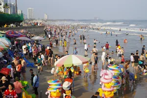 Du khách vui chơi, tắm biển Vũng Tàu chiều Mùng 2 Tết Ất Tỵ 2025