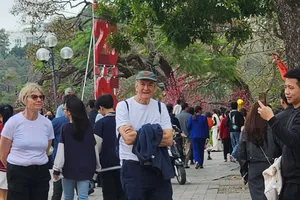 Hà Nội đón khoảng 1 triệu lượt du khách dịp Tết Nguyên đán Ất Tỵ. Ảnh THU HÀ