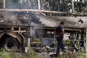 Hiện trường chiếc xe khách bị thiêu rụi sau khi va chạm với một xe đầu kéo trong hành trình từ Cancun đến Tabasco. Ảnh: REUTERS