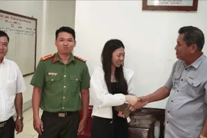  Du khách Đài Loan vui mừng nhận được ví đã đánh rơi ở Phú Quốc