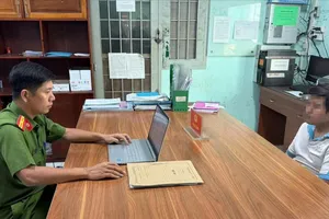 Công an lấy lời khai ông L. 