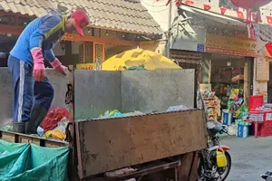 Thu gom rác thải tại phường 5, quận Gò Vấp, TPHCM. Ảnh Thanh Hiền