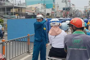 Xe tải tông dải phân cách, lật ngang trên cầu Chữ Y khiến giao thông ùn ứ