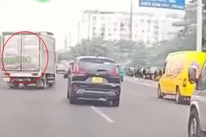 Xe tải bên góc trái màn hình lạng lách, náo loạn đại lộ Phạm Văn Đồng