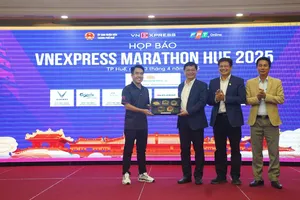 Ban tổ chức trao tặng bộ Huy chương Giải chạy VnExpress Marathon Hue