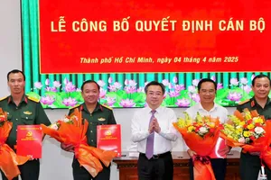 Phó Bí thư Thường trực Thành ủy TPHCM Nguyễn Thanh Nghị trao quyết định cán bộ