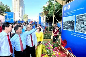 Phó Chủ tịch UBND TPHCM Nguyễn Văn Dũng tại buổi triển lãm ảnh “Ngành Ngân hàng đối với sự phát triển của TPHCM", sáng 5-4 Ảnh: NHUNG NGUYỄN