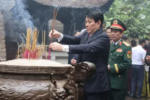 Chủ tịch nước Lương Cường cùng đoàn đại biểu dâng hương tưởng niệm các Vua Hùng tại Đền Giếng