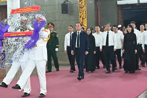 Bí thư Thành ủy TPHCM Nguyễn Văn Nên viếng Giáo sư, Tiến sĩ Phan Lương Cầm