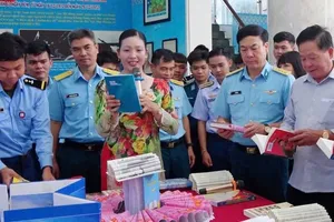 Các đại biểu giao lưu tại buổi tọa đàm, giới thiệu sách. Ảnh: Báo QĐND