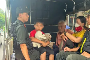 Công an đưa người không có giấy tờ về trụ sở làm việc